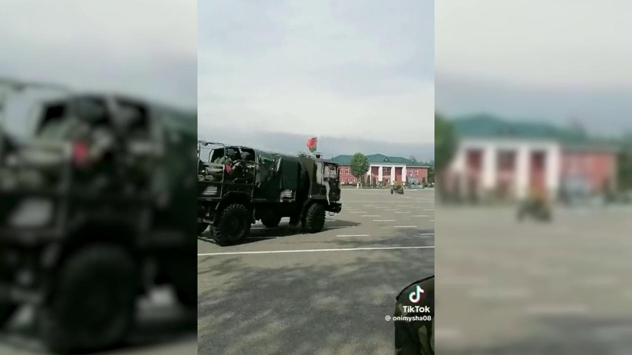 I soldati bielorussi si perdono il cannone per strada