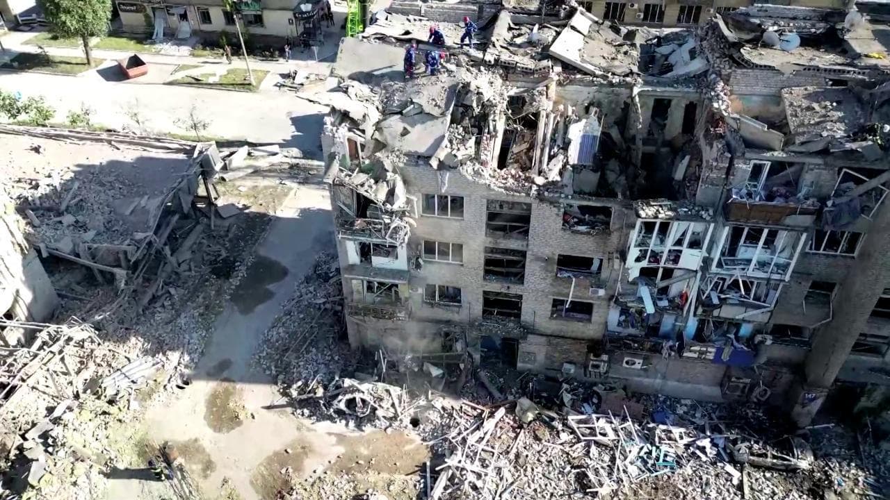 Ucraina, il palazzo sventrato a Pokrovsk dal raid missilistico russo visto dal drone