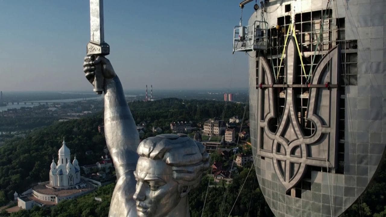 Kiev installa lo stemma dell'Ucraina al posto di quello sovietico sulla Statua della Madre Patria