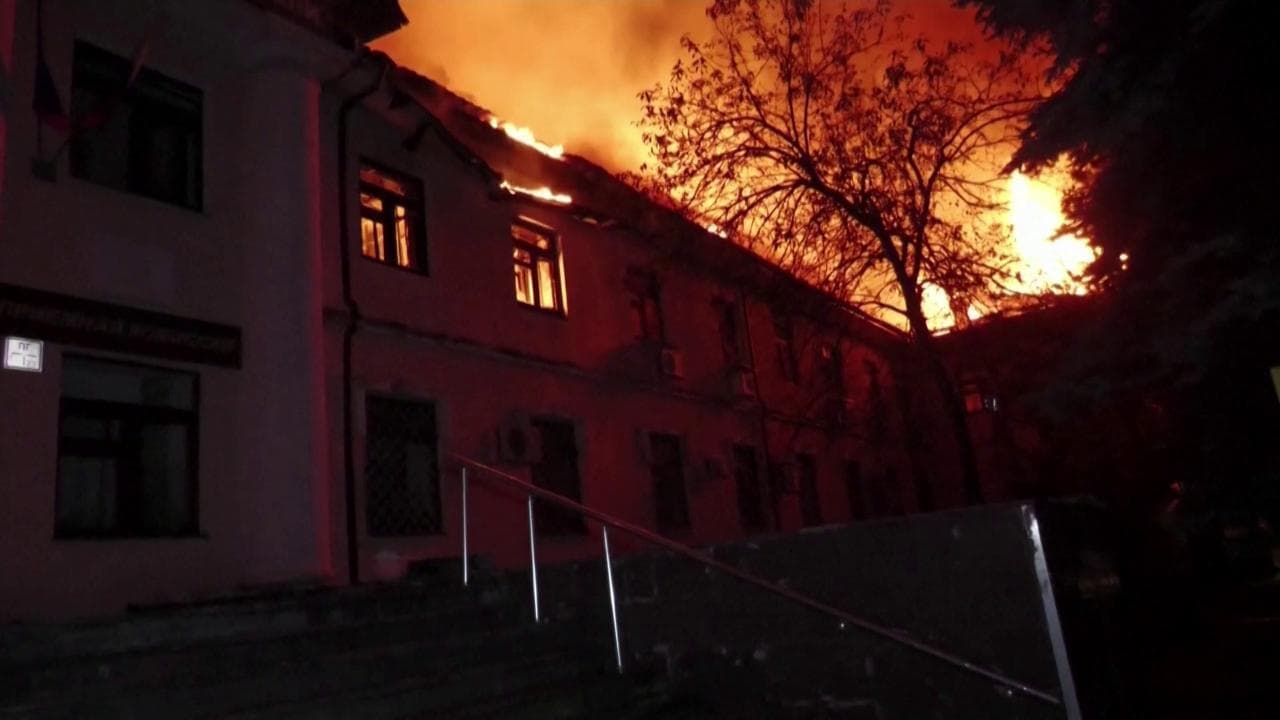 Incendio all'Università di Donetsk. Il ministro della repubblica filorussa: "L'Ucraina ha usato bombe a grappolo"