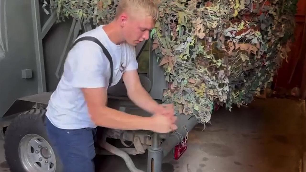 Ucraina, nel garage dei contadini-meccanici: "Così costruiamo lancia-grad con pezzi di trattore"