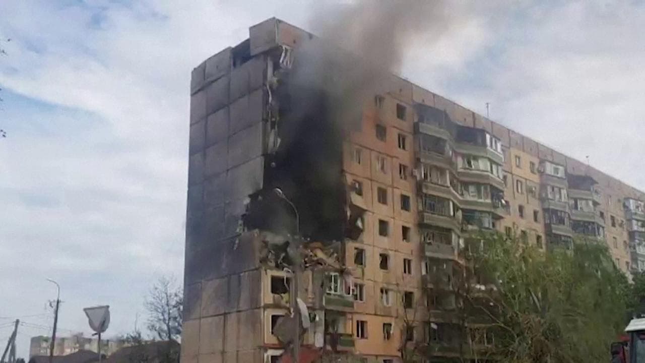 Ucraina, i missili colpiscono  Kryvyi Rih, la città natale di Zelenski. Il presidente: "Colpiti civili, ma il terrore non ci spezzerà"