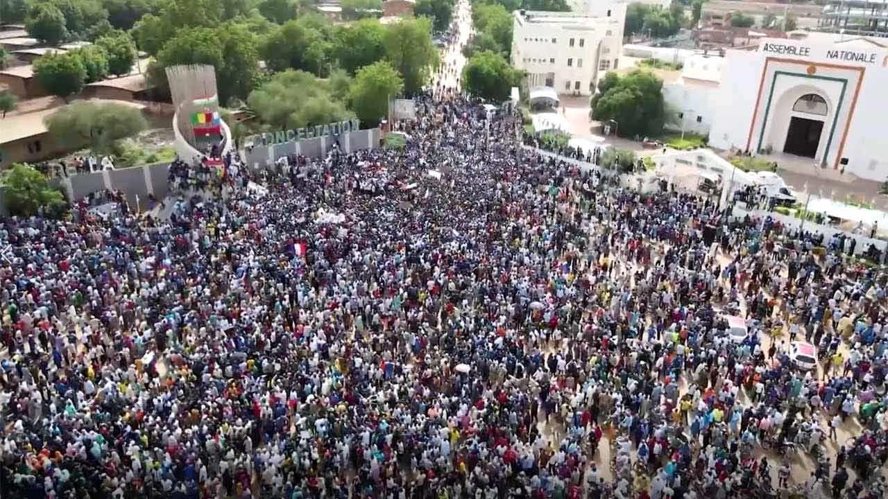 Niger, le immagini dal drone dei manifestanti pro golpe e l'assalto all'ambasciata francese