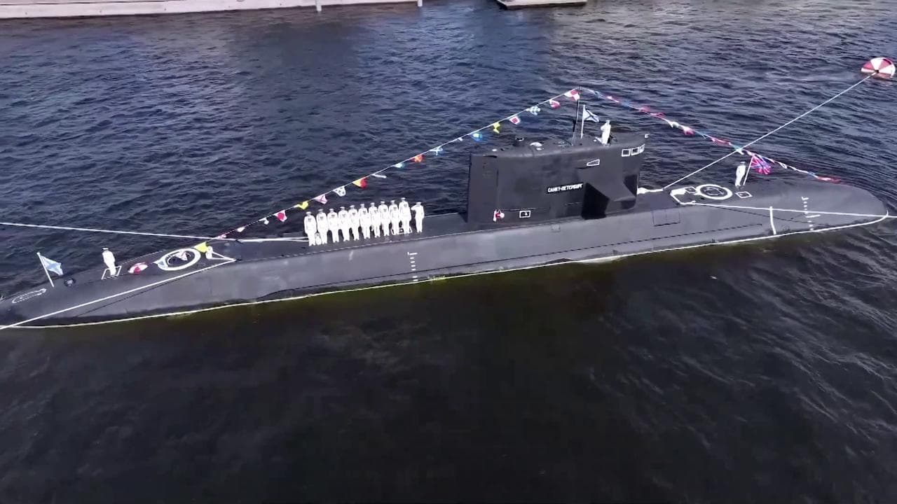 Ucraina, Putin da San Pietroburgo promette 30 nuove navi da guerra entro l'anno: la sfilata a effetto