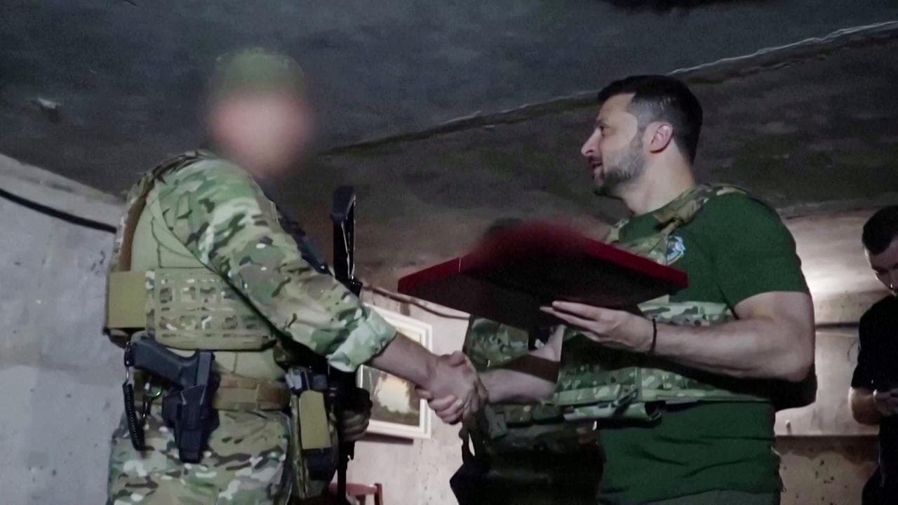 Zelensky visita e premia le forze speciali vicino a Bakhmut
