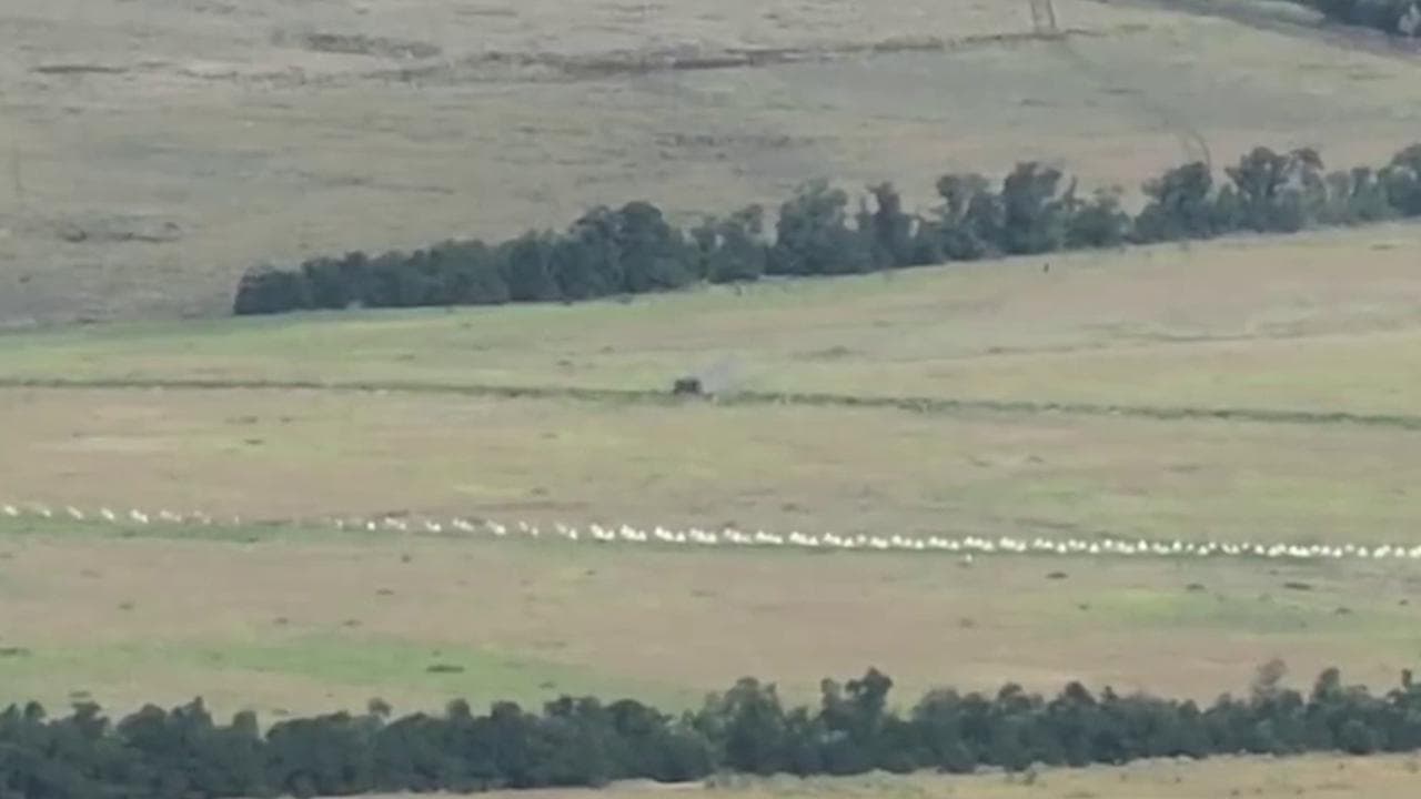 Il tank ucraino inghiottito dalle barriere russe