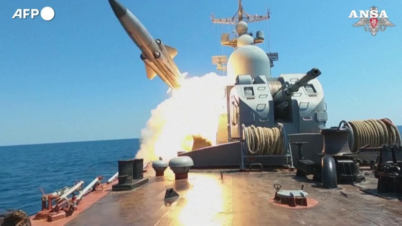 La dimostrazione russa nel Mar Nero: missili nella zona in cui ogni natante è considerato nave militare