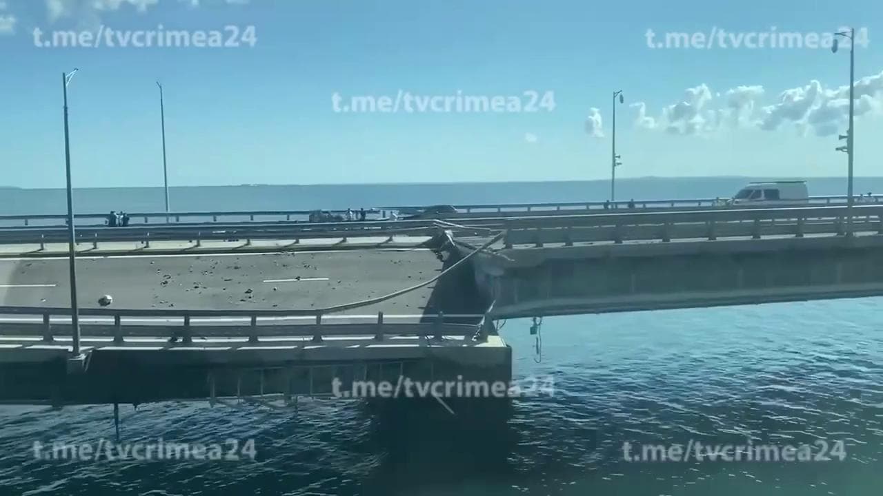 La campata del ponte di Crimea divelta dall'esplosione: le immagini dal ponte ferroviario