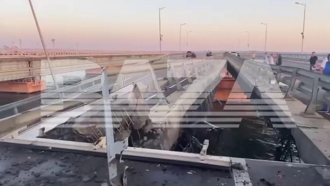 Attacco nella notte al ponte di Crimea: le prime immagini mostrano la campata distrutta
