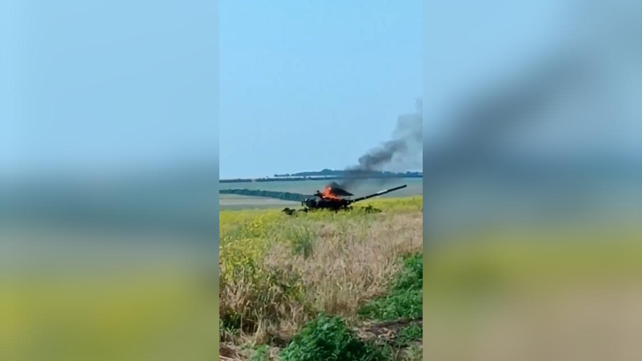 Il tank russo in fiamme si rifugia nel bosco