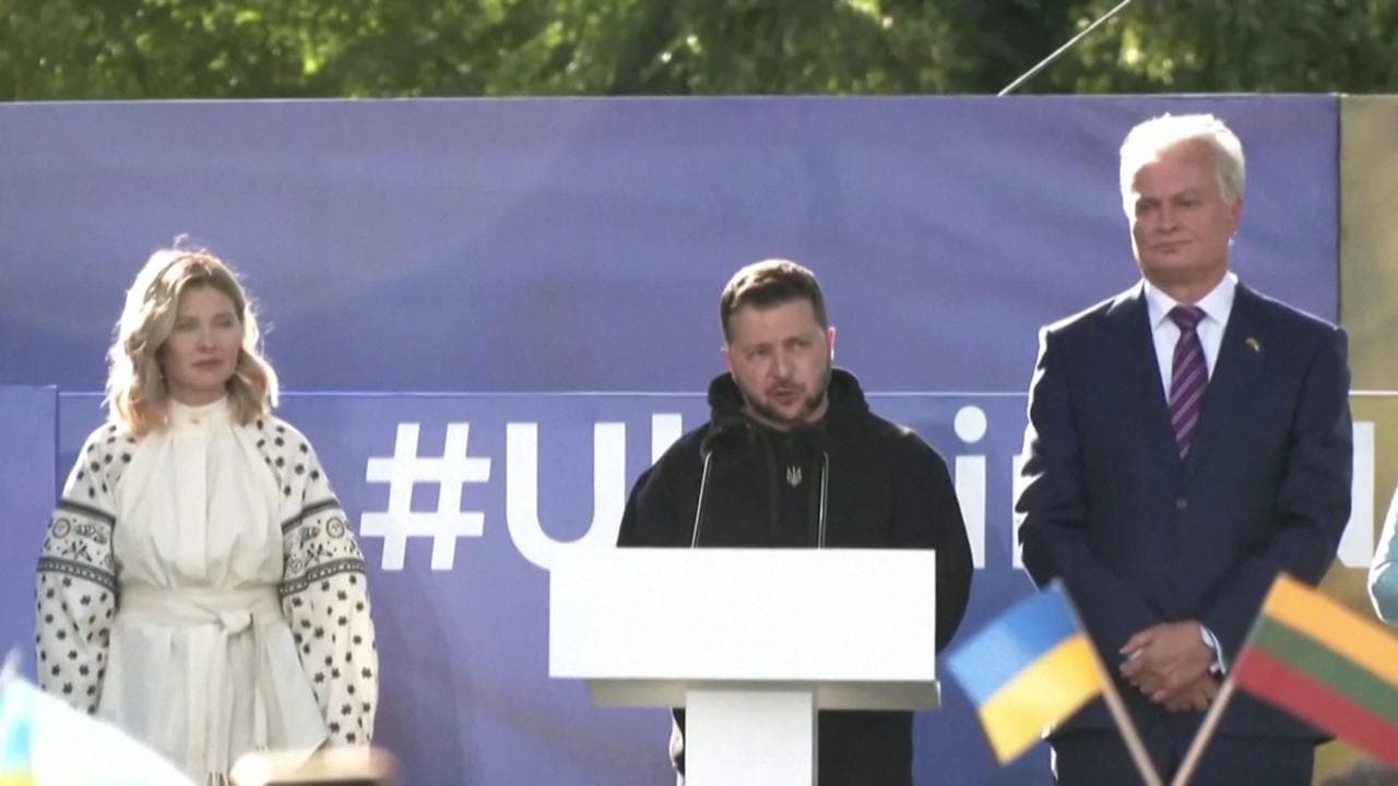 Vertice Nato, Zelensky parla alla folla in piazza a Vilnius: "Con l'Ucraina, la Nato si rafforzerà"
