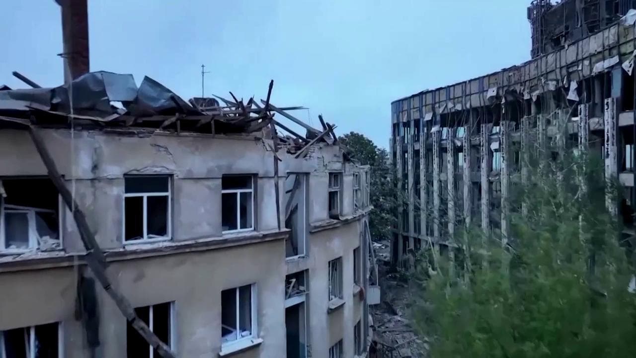 Ucraina, piovono missili sui palazzi di Lviv: i condomini sventrati visti dal drone