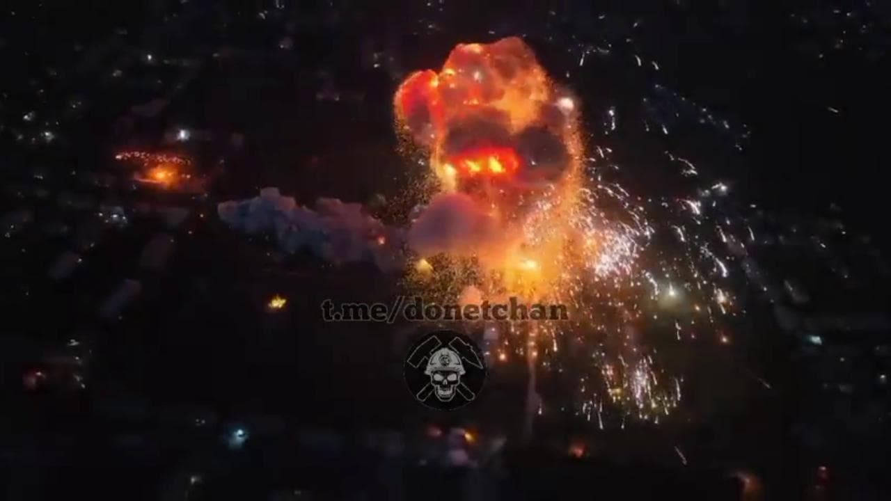 Ucraina, distrutto deposito d'armi russo a Makiivka: la devastante esplosione vista dall'alto