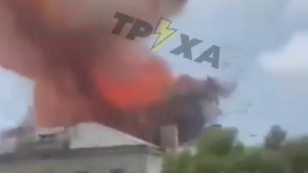 Drone su un palazzo a Sumy: il momento dell'esplosione dal palazzo di fronte