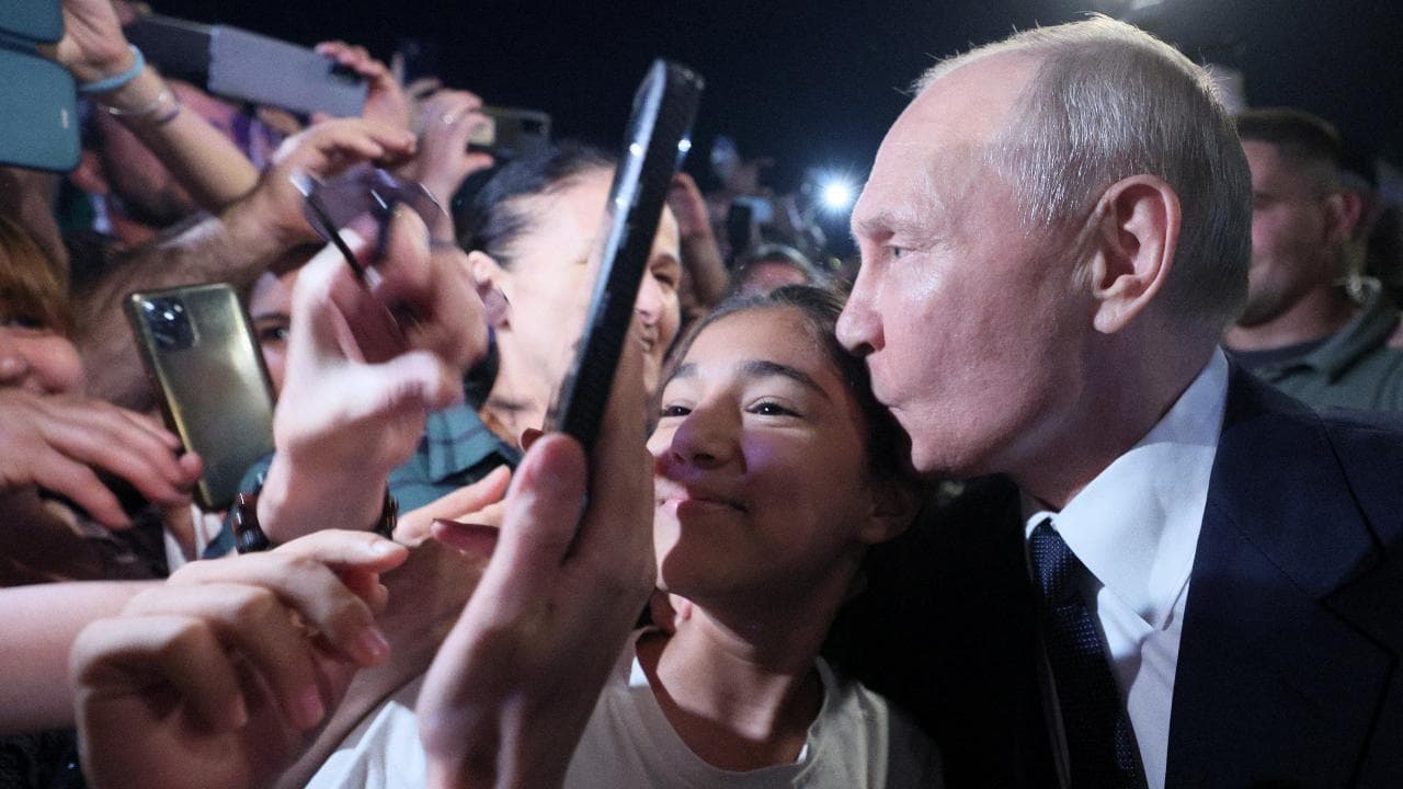 Putin a Derbent tra la folla: baci e strette di mano