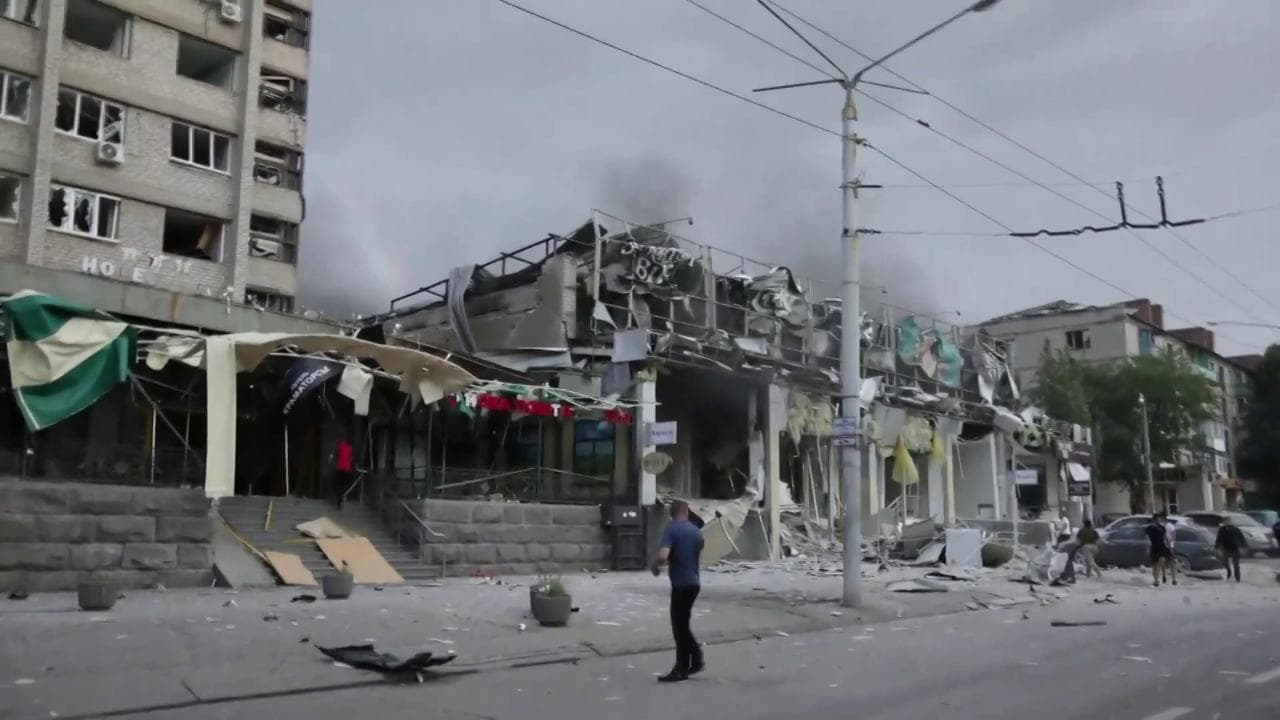 Ucraina, attacco russo in un ristorante di Kramatorsk: i soccorsi sul luogo della strage