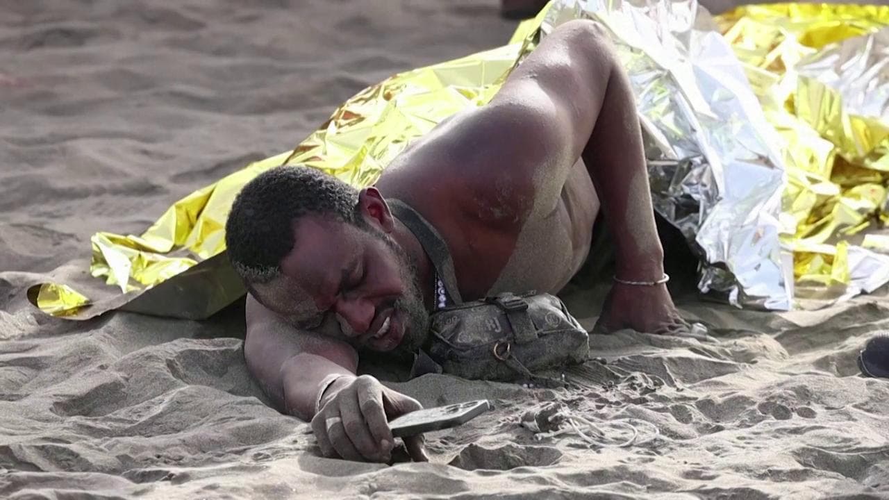 Canarie, migranti senza forze sulla spiaggia: arrivati esausti con battelli di legno