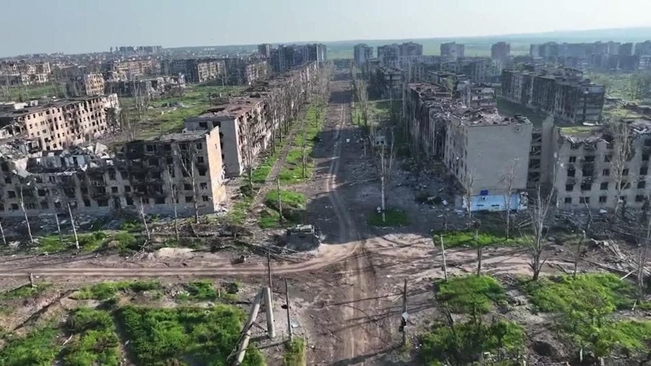 Bakhmut, l'estate mostra la città scheletro