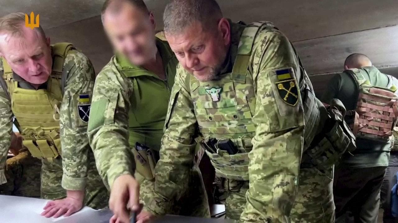 Ucraina, il comandante delle forze armate riappare e indossa un adesivo che scatena il Web