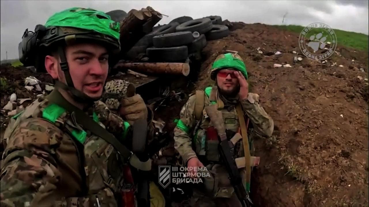 Ucraina, in trincea con i soldati ucraini che combattono per Bakhmut: i confronti a fuoco in soggettiva