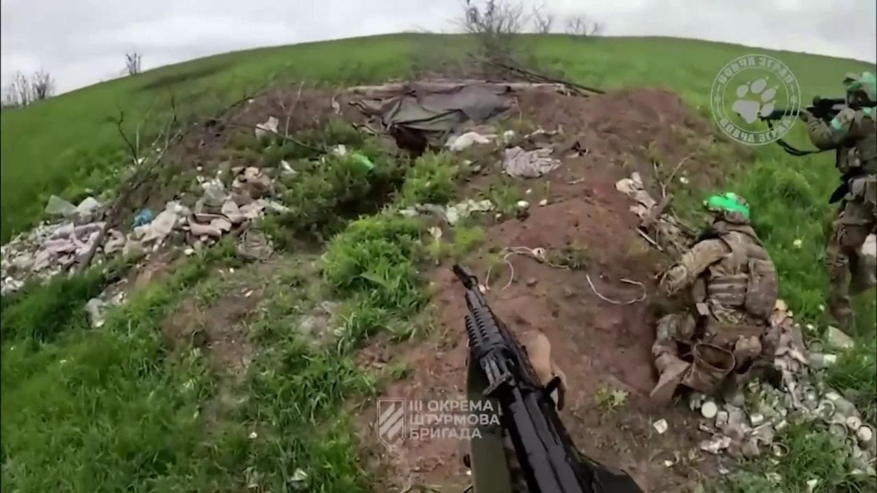 Bakhmut, la body cam del soldato ucraino riprende l'assalto alla trincea russa