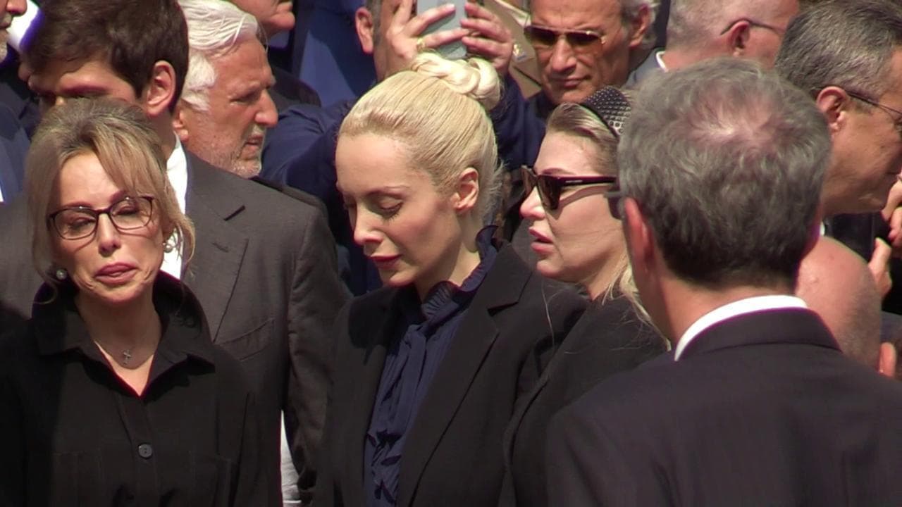 Funerali Silvio Berlusconi, Marta Fascina in lacrime accarezza e bacia la bara del Cavaliere