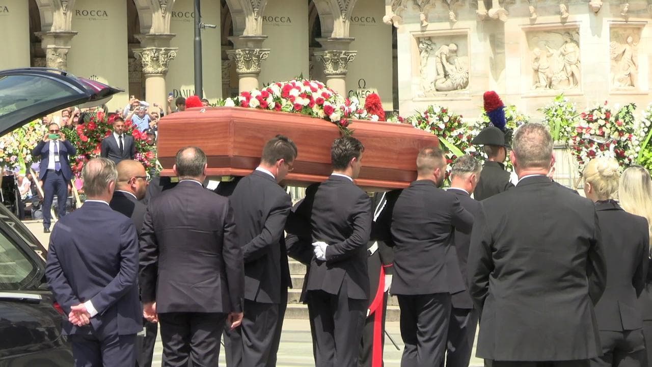Funerali Berlusconi, l'arrivo della salma in Duomo tra cori e applausi