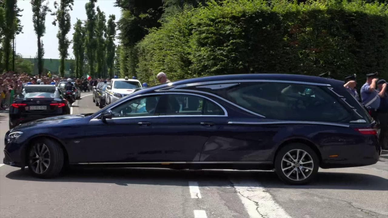 Funerali Silvio Berlusconi, il feretro esce da Villa San Martino tra gli applausi