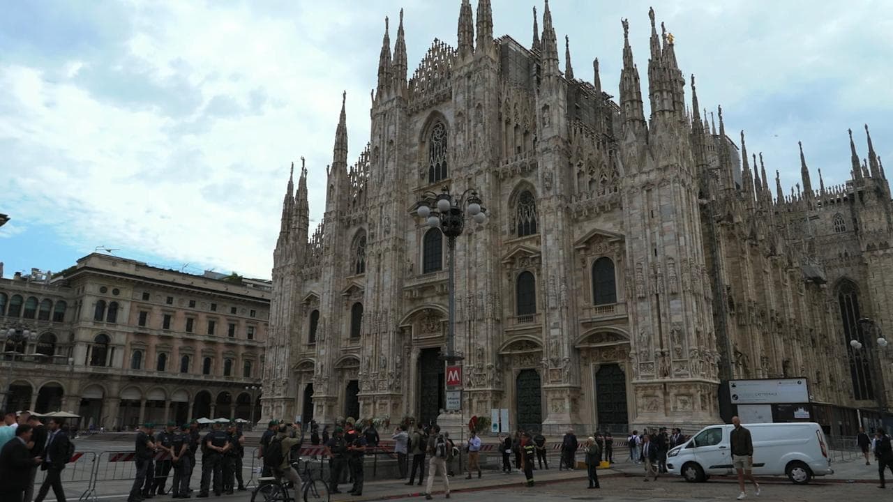 Funerali Berlusconi, i preparativi in piazza Duomo: esposte 15 corone di fiori sul sagrato