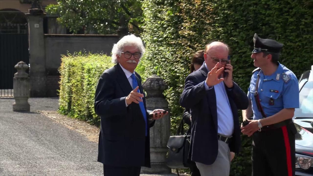 Boldi e Razzi bloccati ad Arcore: non vengono fatti entrare nella camera ardente di Berlusconi
