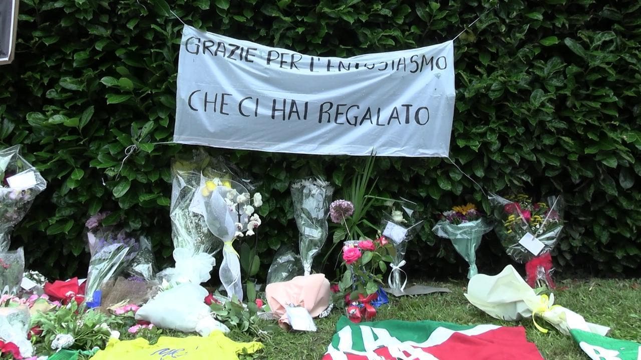 Berlusconi, gli ultras della Juve omaggiano il presidente-rivale ad Arcore: "Rispetto per un grande uomo"