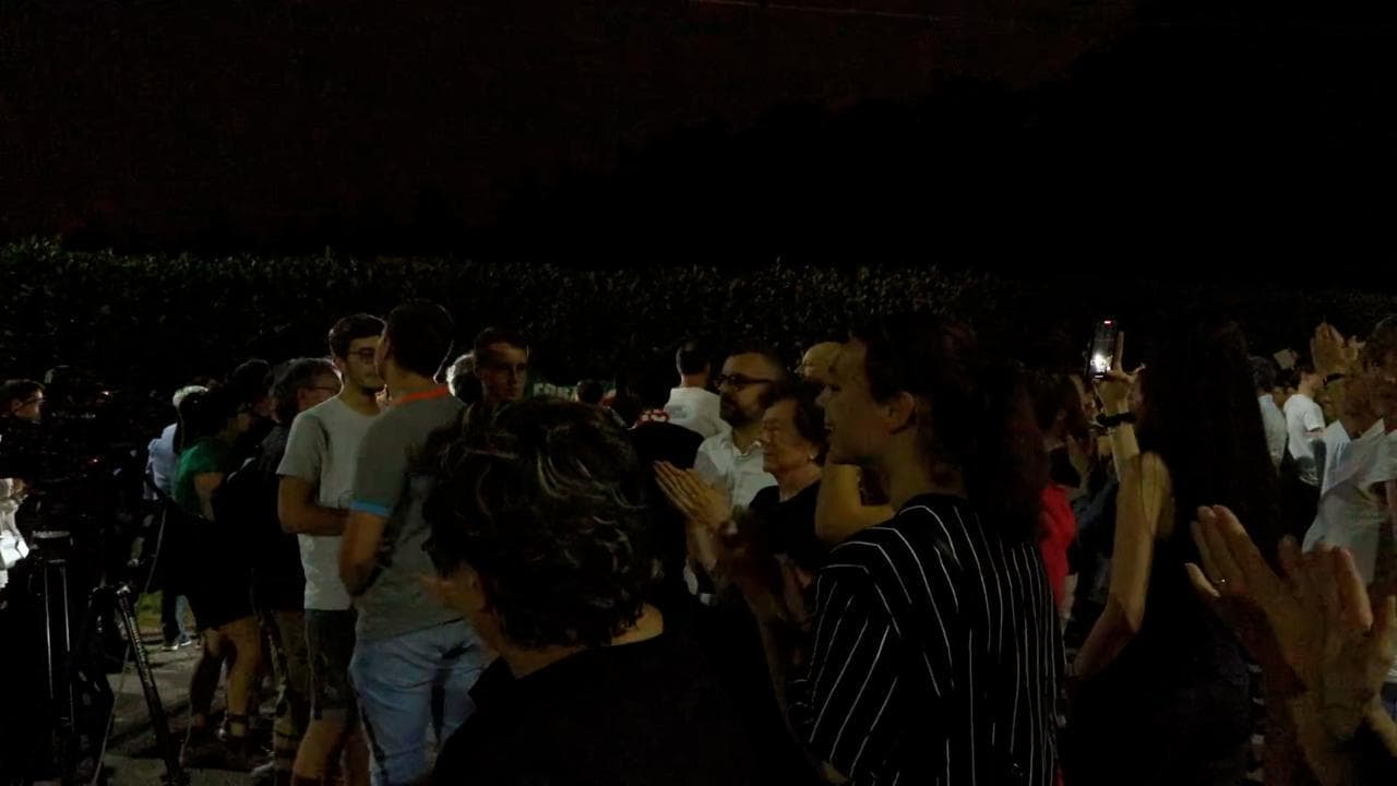 Fuori dalla villa di Arcore, un applauso alla memoria di Silvio Berlusconi
