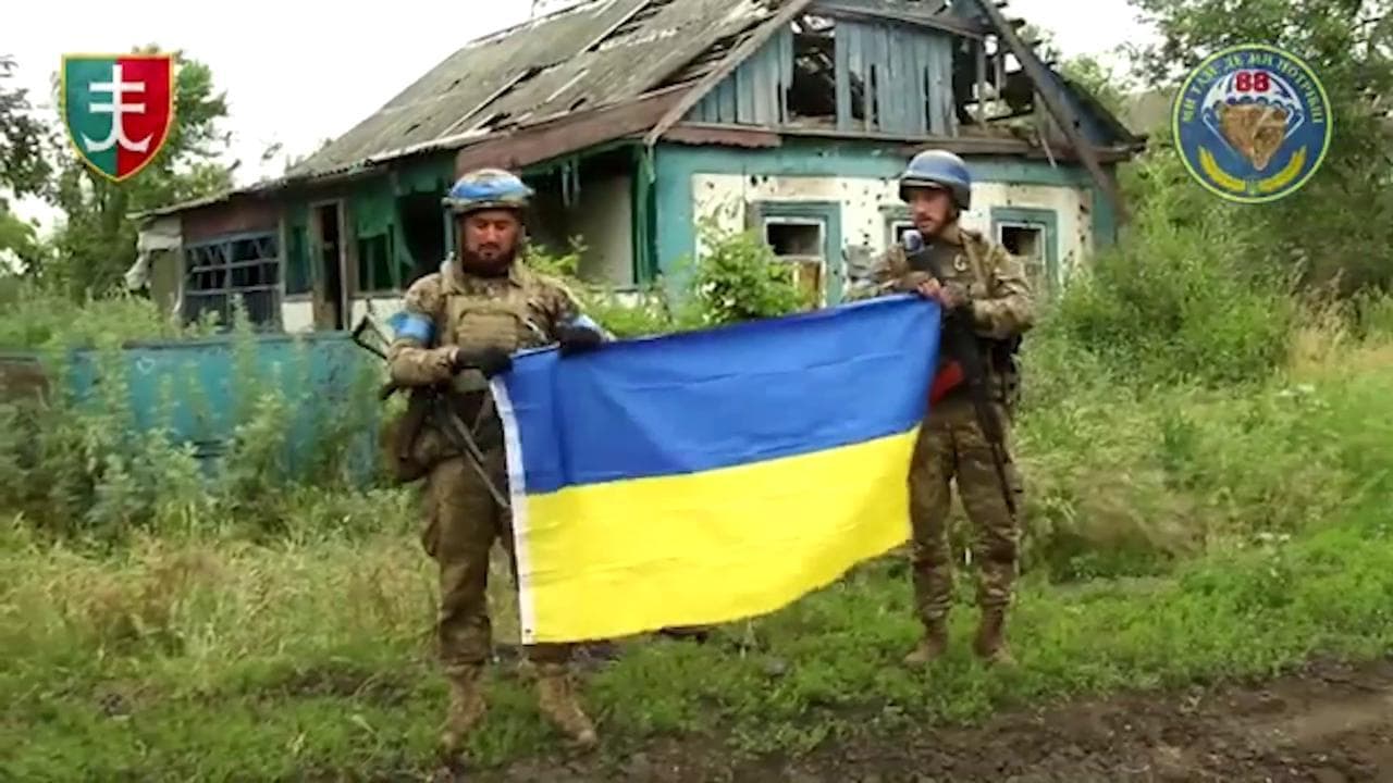Ucraina, riconquistati altri villaggi: i marines di Kiev issano la bandiera a Storozhov