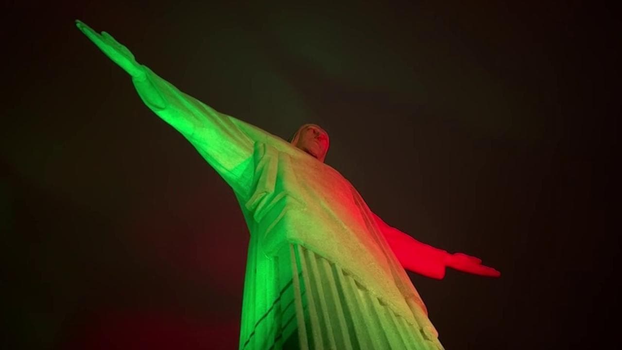 Mattarella a Rio, il Cristo redentore illuminato col tricolore