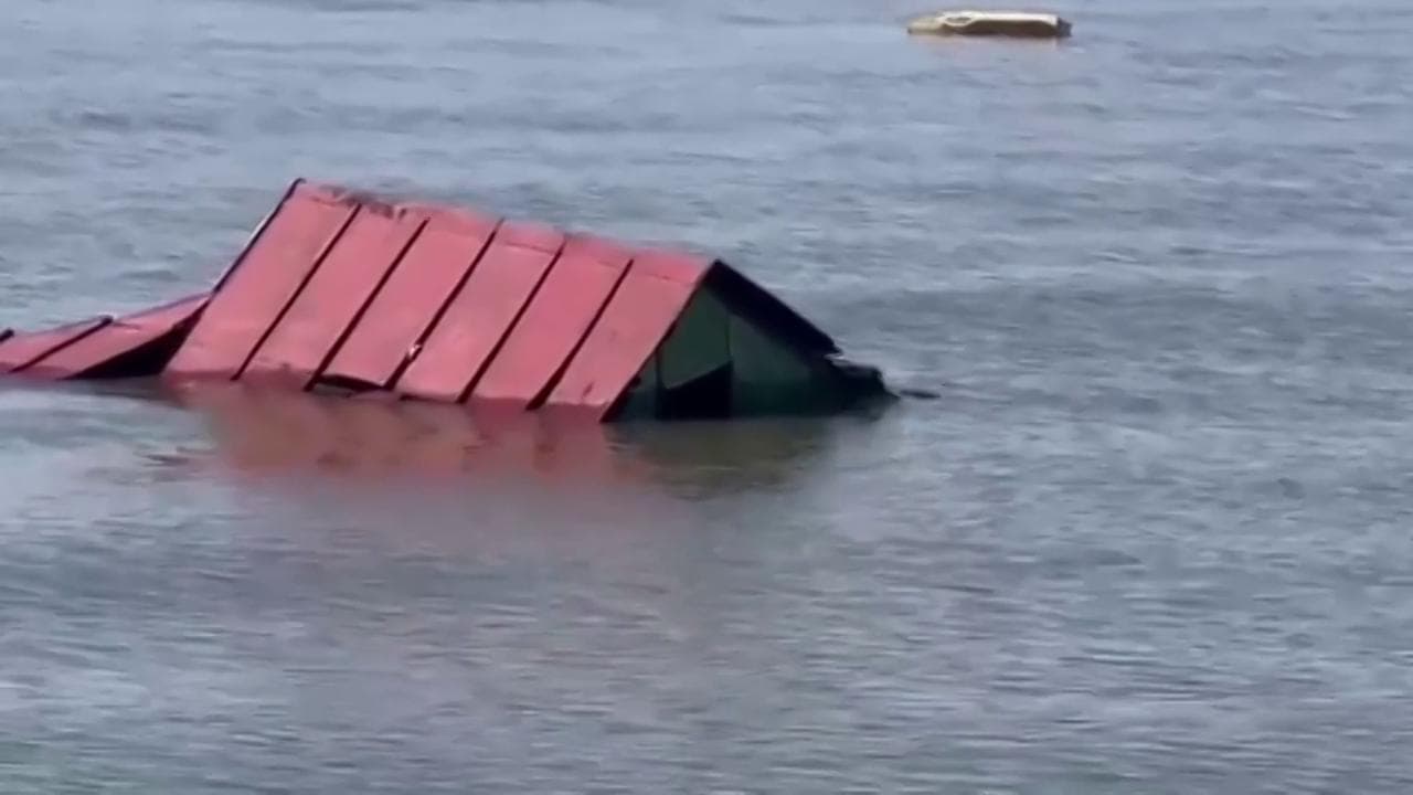 Diga distrutta in Ucraina, sul mare di Odessa galleggiano i resti di Kherson