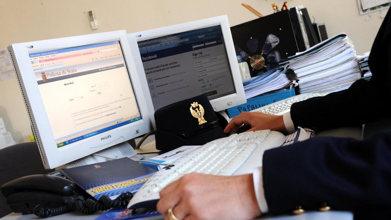 BRESCIA - Agente della polizia postale mentre controlla la rete,Polizia postale e cyber bullismo Brescia 17 settembre 2013 ph. andrea campanelli fotogramma/brescia (BRESCIA - 2013-09-17, andrea campanelli) p.s. la foto e' utilizzabile nel rispetto del contesto in cui e' stata scattata, e senza intento diffamatorio del decoro delle persone rappresentate