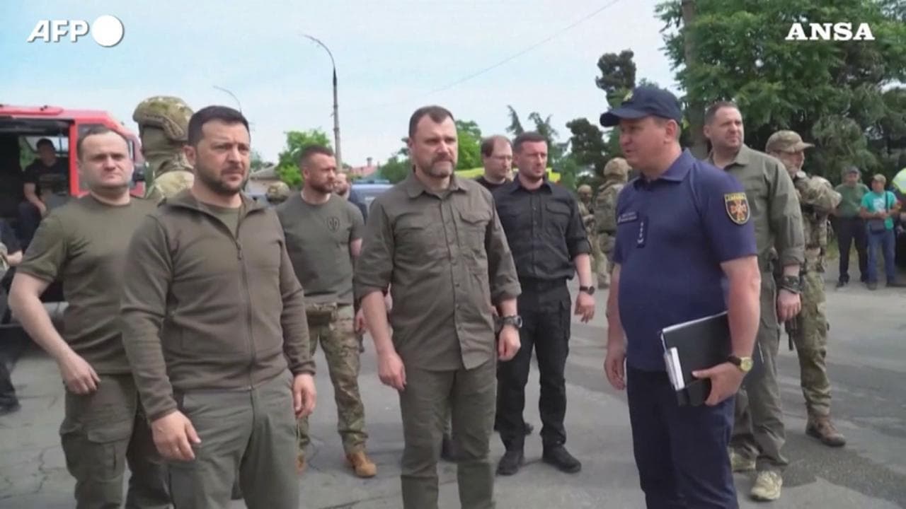 Ucraina, il presidente Zelensky visita la regione allagata di Kherson