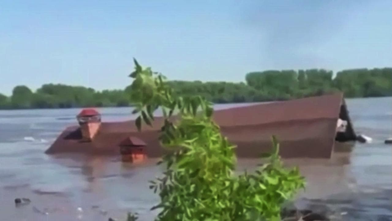 Diga crollata a Nova Kakhovka, la casa trascinata dalla corrente del fiume
