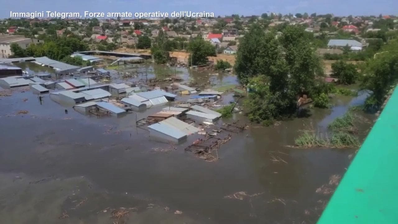 Ucraina, danni alla diga di Nova Kakhovka: case sommerse da acqua, fango e detriti