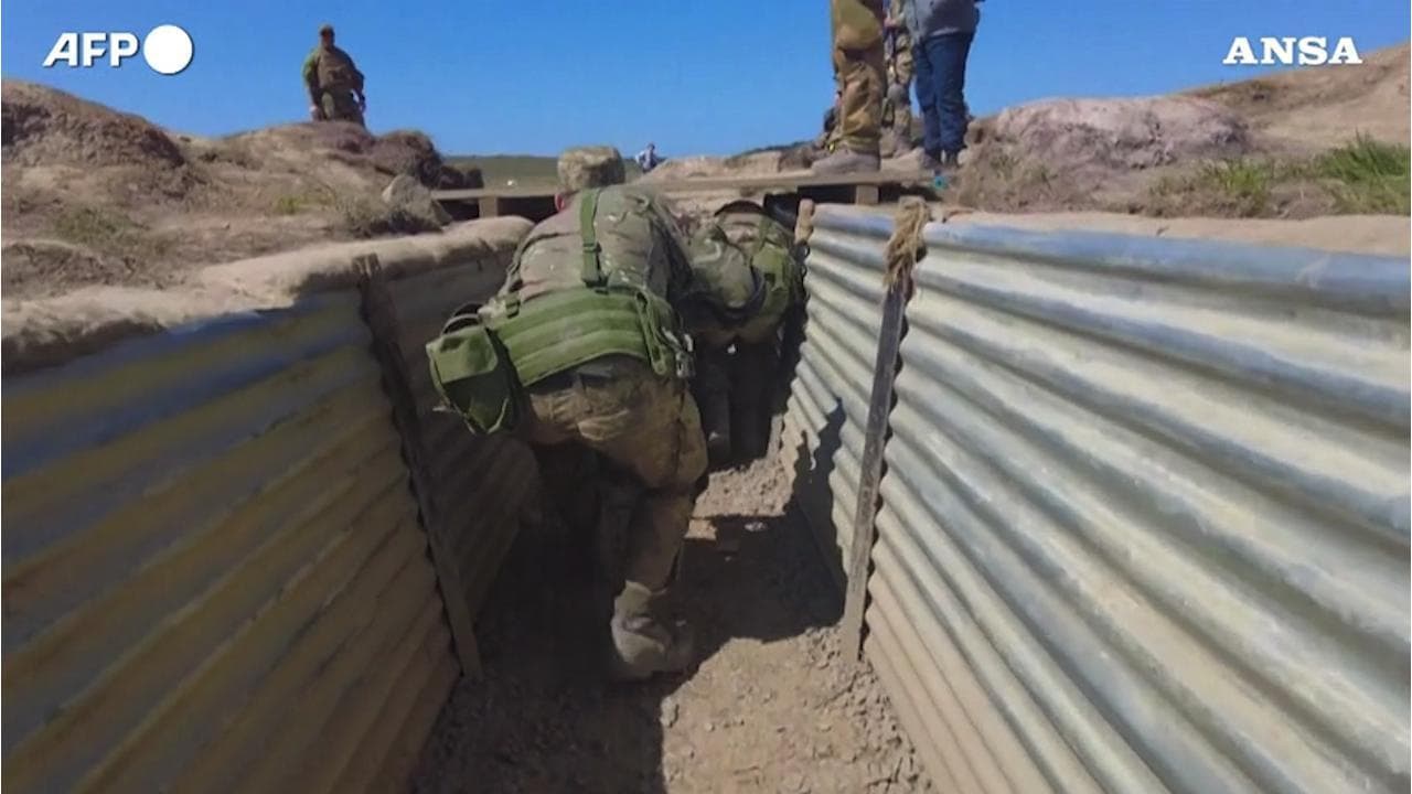 Gran Bretagna, come nella prima guerra mondiale: i volontari ucraini si esercitano nelle trincee