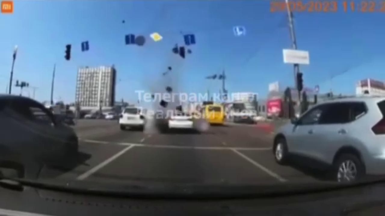 Kiev, il motore di un missile Patriot cade in strada: il rottame sfiora le auto in corsa