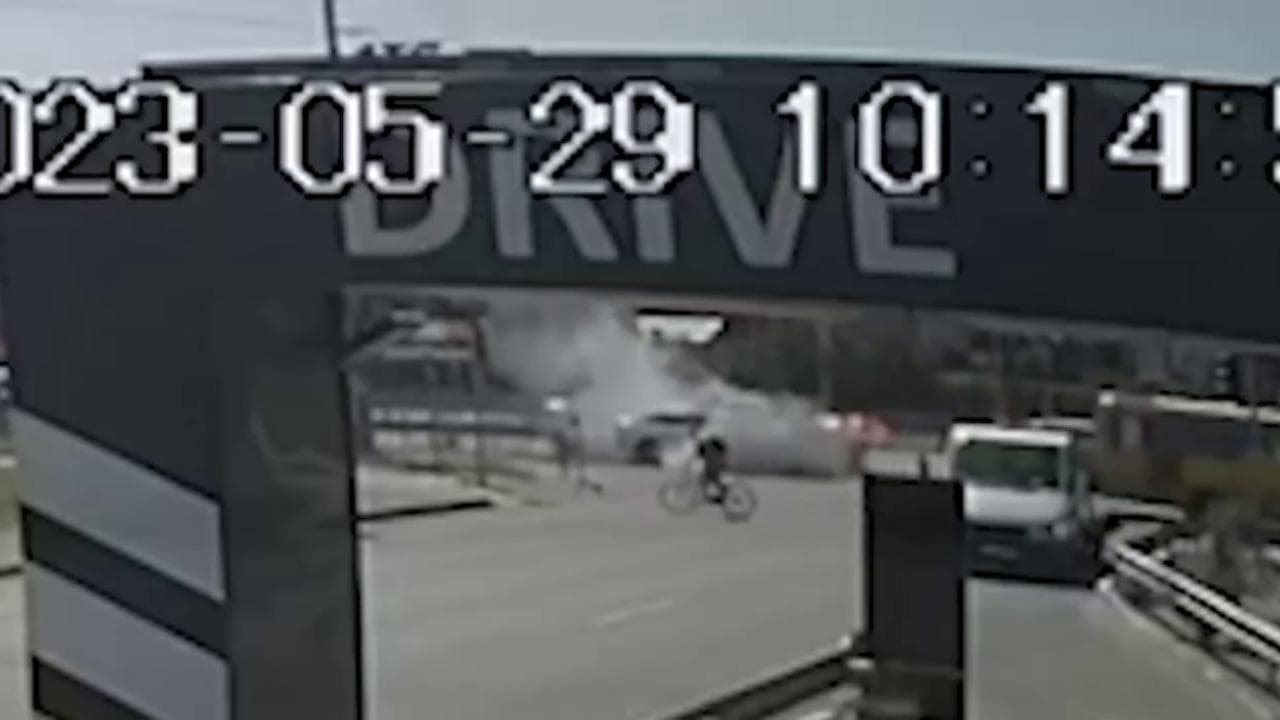 Kiev, il motore del Patriot cade tra le auto