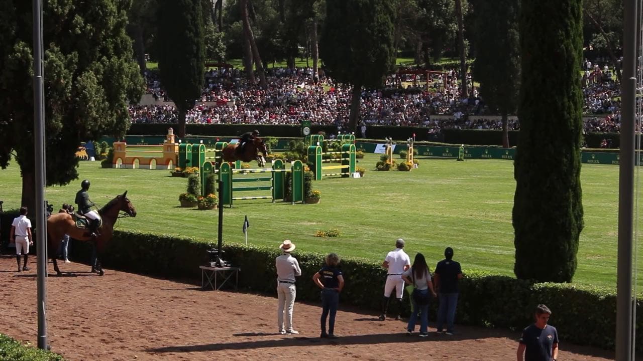 Piazza di Siena, spalti pieni e fiato sospeso per l'ultima manche degli italiani al Gran Premio