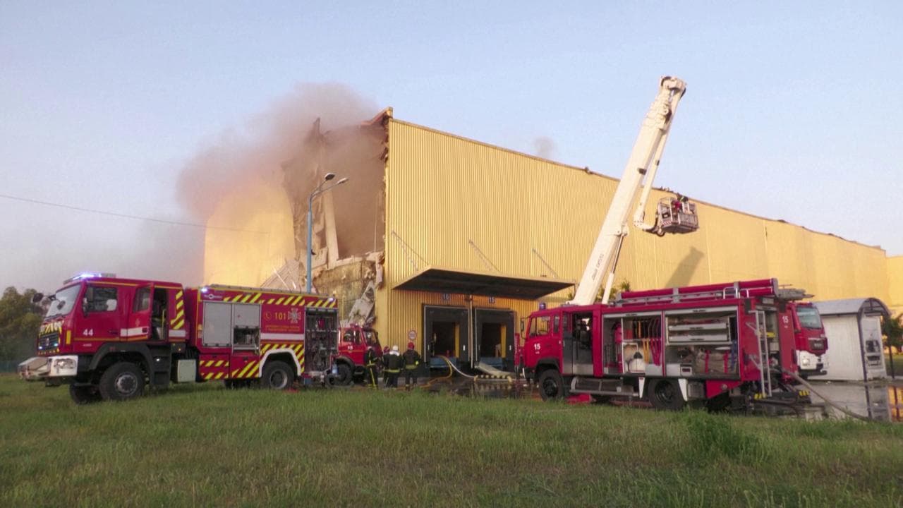 Kiev, attacchi con droni: l'intervento per spegnere l'incendio di un magazzino colpito