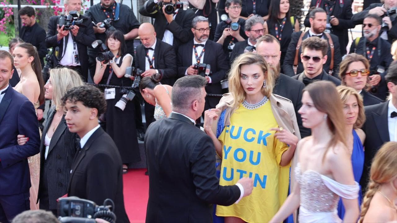 Cannes, sul red carpet con maglietta contro Putin: modella allontanata dalla sicurezza
