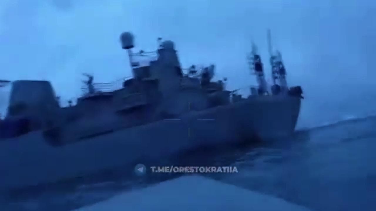 Mar Nero, gli ucraini: "Un drone ha colpito la nave spia russa"