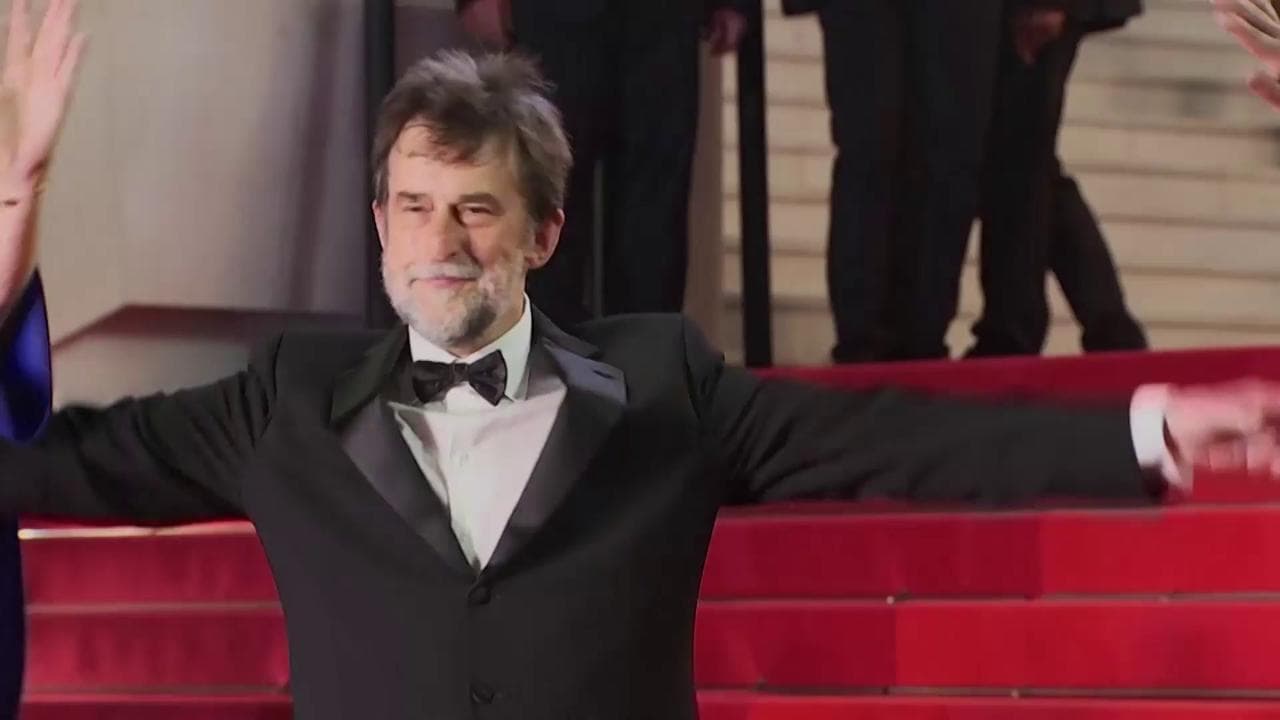 Cannes, Nanni Moretti con il cast de "Il Sol dell'avvenire" balla a sorpresa sulle note di Battiato