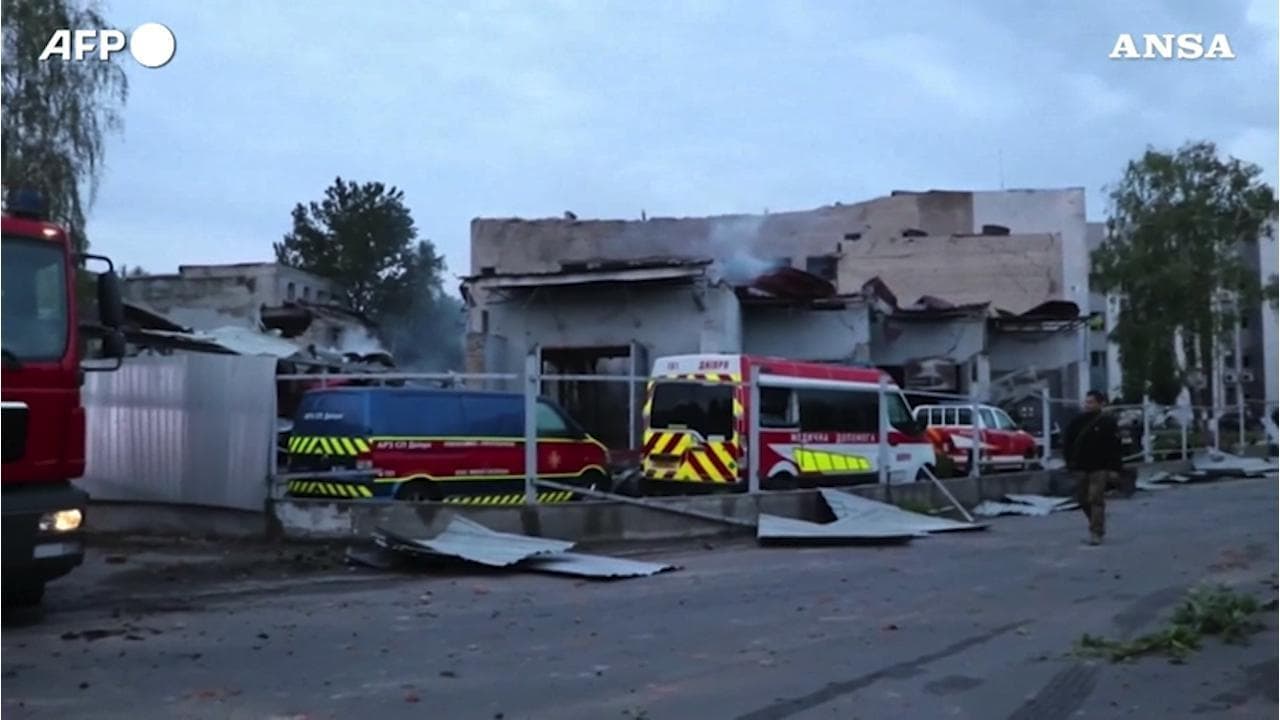 Ucraina, la stazione dei vigili del fuoco di Dnipro distrutta dai bombardamenti russi