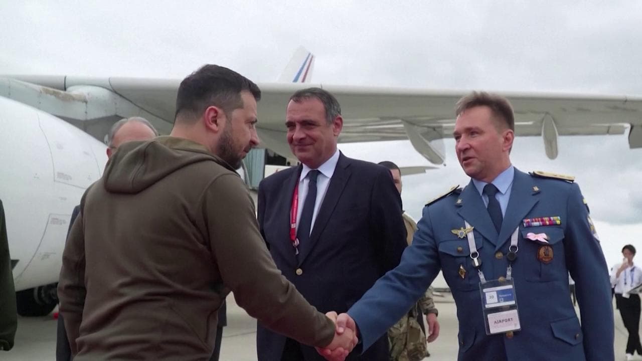 L'arrivo di Zelensky a Hiroshima per il G7: l'accoglienza dei dignitari giapponesi