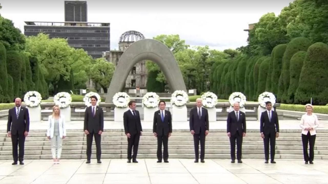 Hiroshima, la cerimonia di omaggio dei leader del G7 al memoriale della bomba atomica del 1945